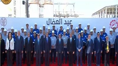 صورة تذكارية للرئيس السيسي مع عمال 