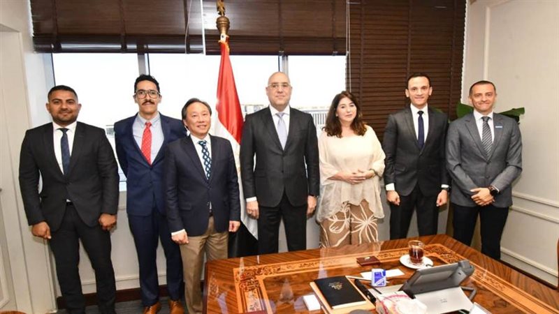 وزير الإسكان يلتقى