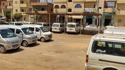 لتسهيل الحركة المرورية.. نقل موقف سيارات الأجرة بمطاي في المنيا