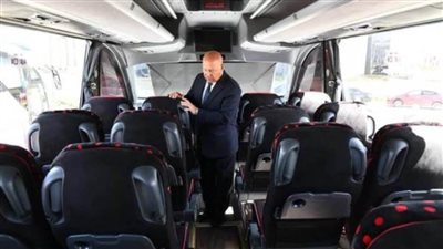 وزير النقل يتفقد اصطفافًا لأتوبيسات نقل الركاب الجديدة