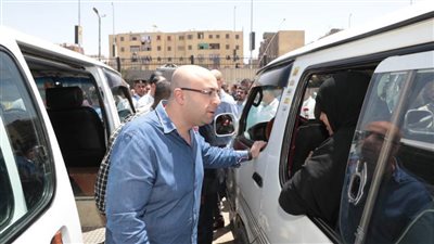  محافظ بني سويف يتفقد مواقف السيارات لمتابعة الالتزام بالتعريفة الجديدة