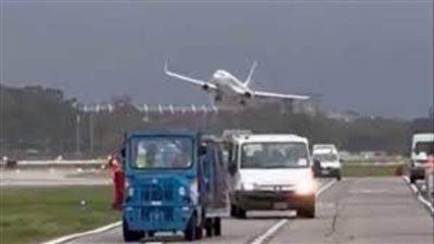 شاهد..طيار ينقذ طائرته من السقوط ويراوغ الرياح العنيفة ببراعة كبيرة