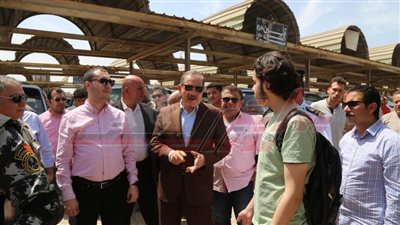 محافظ كفر الشيخ يتفقد مواقف السيارات ويتابع محطات الوقود