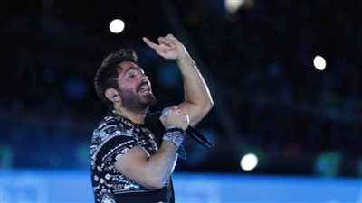 بالصور.. تامر حسني يشعل مدرجات ستاد محمد بن زايد 