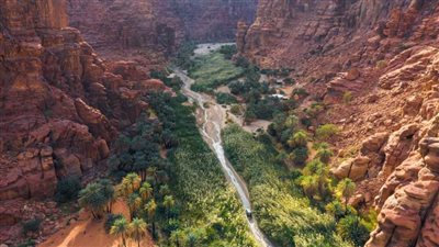 بين الجبال الحمراء والطبيعة الغناء..