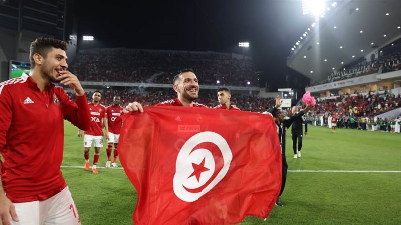 علي معلول رافعا علم