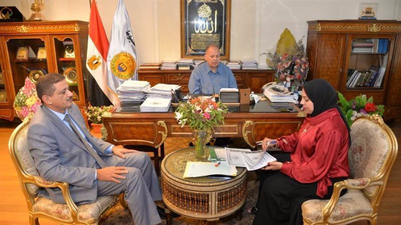 محافظ أسيوط يناقش