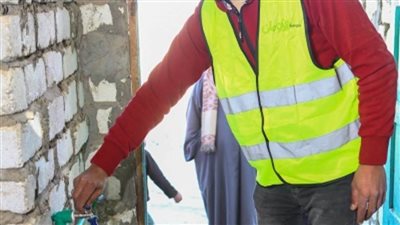 وصلات مياه مجانية للأسر الأولى بالرعاية ببني سويف برعاية الأورمان الخيرية