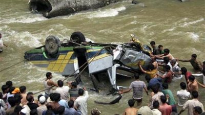 الهند: مصرع وإصابة 35 شخصا إثر سقوط حافلة من أعلى جسر