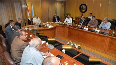 محافظ أسيوط يجتمع بمسئولي الري وحماية النيل لمتابعة إزالة التعديات على أملاك الدولة والمجاري المائية