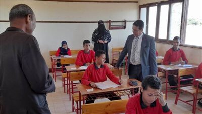 بالصور.. وكيل وزارة التعليم بالوادي الجديد يواصل جولاته الميدانيه لمتابعة سير الامتحانات بمراكز المحافظة