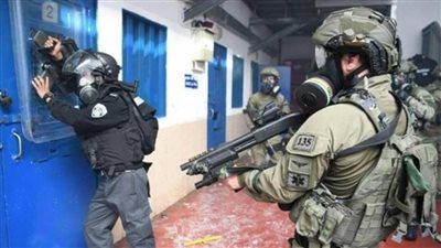 وحدات القمع الإسرائيلية تقتحم قسم 