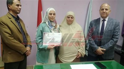 وكيل تعليم كفر الشيخ يكرم الطلاب الحاصلين على مراكز في التصوير الفني 