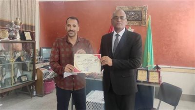 وكيل تعليم المنيا يكرم عاملا تصدى للص حاول سرقة المدرسة