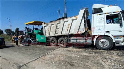 بدء أعمال رصف طريق 