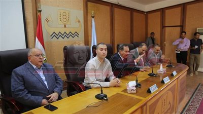 محافظ كفر الشيخ يشهد ورشة عمل للاستماع وفحص ملفات المتعاقدين