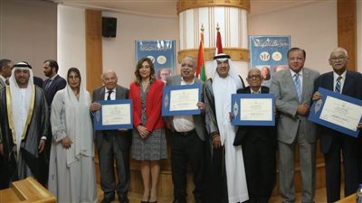 وزيرة الثقافة وسفيرة الإمارات ورئيس دائرة الشارقة يُسلمون تكريمات 