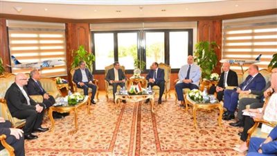 وزير الطيران المدني يبحث مع سفير الهند بالقاهرة ووفد من شركة GMR الفرص الاستثمارية