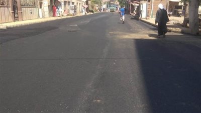 لتحسين شبكة الطرق بالمحافظة رصف شارع الجلاء بمركز مطاي بالمنيا