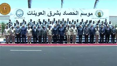 الرئيس السيسي يتوسط صورة تذكارية مع العاملين بمصنع إنتاج البطاطس شرق العوينات