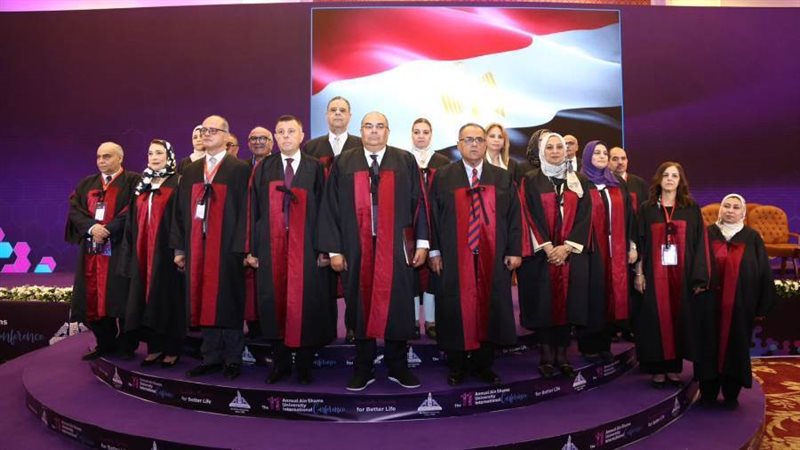 منح الدكتوراه الفخرية