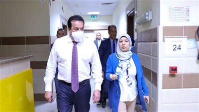 وزير الصحة يشيد بالتزام العاملين بمستشفى 15 مايو