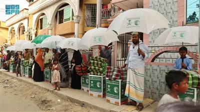 مركز الملك سلمان للإغاثة يوزع حقائب إيوائية للمتضررين من الفيضانات في بنجلاديش