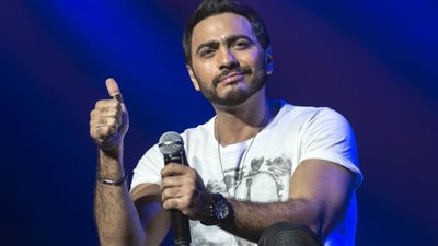 تامر حسني يشوق الجمهور لفيلم تاج