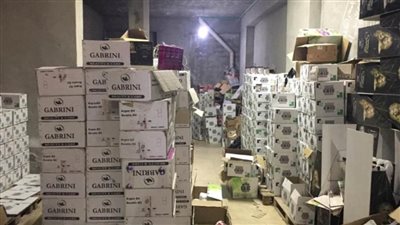 ضبط مستحضرات تجميل مجهولة المصدر داخل مخزن بالقاهرة