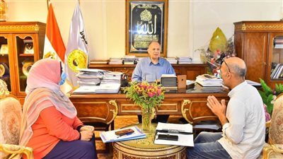 محافظ أسيوط يناقش سبل الاستفادة من الاعلانات لتعظيم الإيرادات وتنمية موارد المحافظة