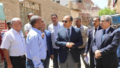 نائب محافظ المنيا يتفقد الخدمات بطحا الأعمدة ويوجه بمراجعة رخص البناء 