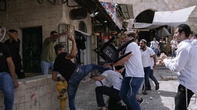 مستوطنون إسرائيليون يعتدون بالضرب المبرح على فلسطينيين