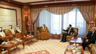 عاجل.. مصافحة بين الرئيس السوري وأمير قطر وحديث جانبي في جدة