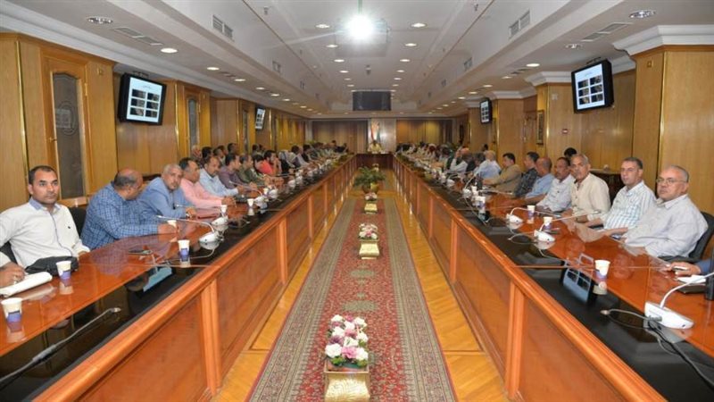 محافظ أسيوط يجتمع