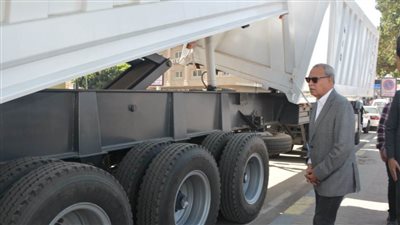 محافظ القليوبية يسلم سيارة قلاب 54 طنًا لدعم منظومة النظافة بشبرا الخيمة