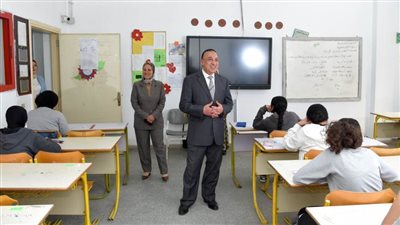 محافظ الإسكندرية يتفقد سير امتحانات الشهادة الإعدادية