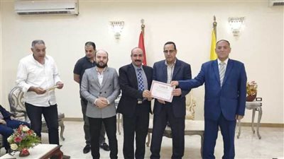 محافظ شمال سيناء يكرم أبطال مسرحية شحاتين وحرامية
