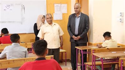 مدير عام الإدارة التعليمية بالخارجة يتابع سير امتحانات الشهادة الإعدادية 