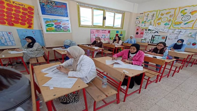 الطالبات خلال اداءهم