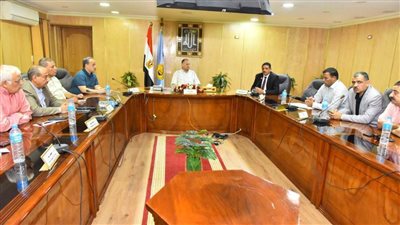 محافظ أسيوط يترأس اجتماع رؤساء المراكز ومديري الإدارات الزراعية لحث المزارعين والتجار على توريد القمح