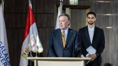 رئيس جامعة أريزونا الأمريكية يشيد بالمستوى التعليمي لطلاب جامعة الجلالة