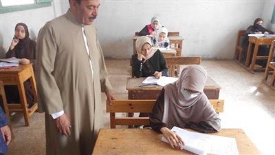 طلاب الشهادتين الابتدائية والإعدادية يواصلون أداء امتحانات الفصل الدراسي الثاني بسوهاج 