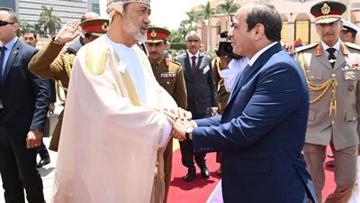 الرئيس السيسي يودع سلطان عُمان في مطار القاهرة