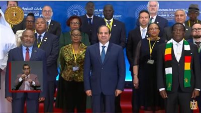الرئيس السيسي يتوسط صورة تذكارية قبل افتتاح الاجتماعات السنوية لمجموعة بنك التنمية الإفريقي 2023