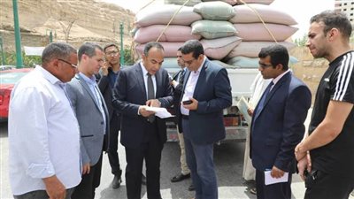 نائب محافظ المنيا يضبط سيارة محملة بـ 12 طنا من محصول القمح ويوجه بتسليمها للشون والصوامع