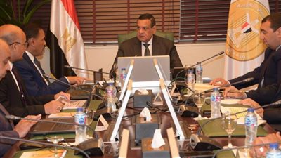 وزير التنمية المحلية يتابع مع محافظ مطروح المشروعات التنموية والخدمية 