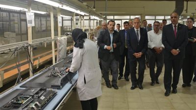 محافظ القليوبية يتابع الإمكانيات التصنيعية والتكنولوجية المتعددة بشركة بنها للصناعات الإلكترونية 