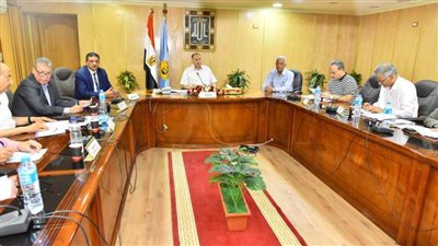  محافظ أسيوط يتابع إجراءات توريد محصول القمح مع مسؤولي الزراعة والتموين ورؤساء المراكز 