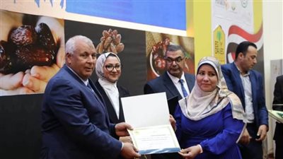 خلال المجلس التنفيذي محافظ الوادي الجديد يُكرّم عددًا من التنفيذيين المتميزين 