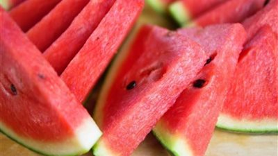 خبراء يتوصلون لإجابات قاطعة..  5 طرق لاختيار البطيخ الجيد